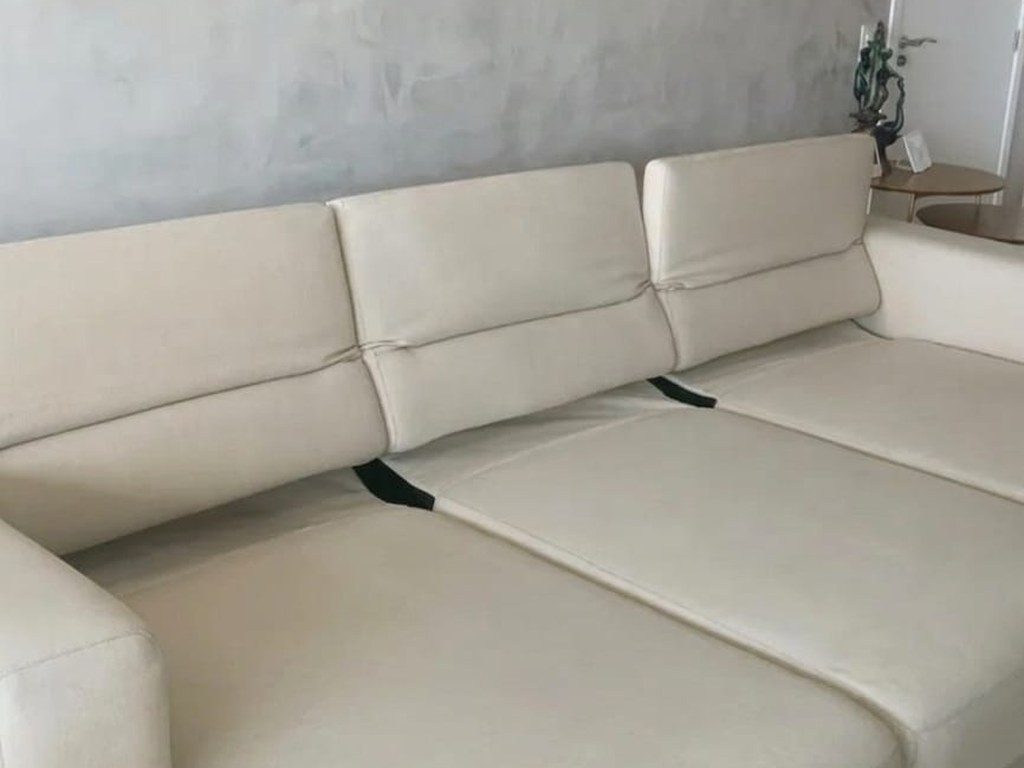 Sofá bege claro higienizado pela CB Clean, resultado limpo em sala de estar